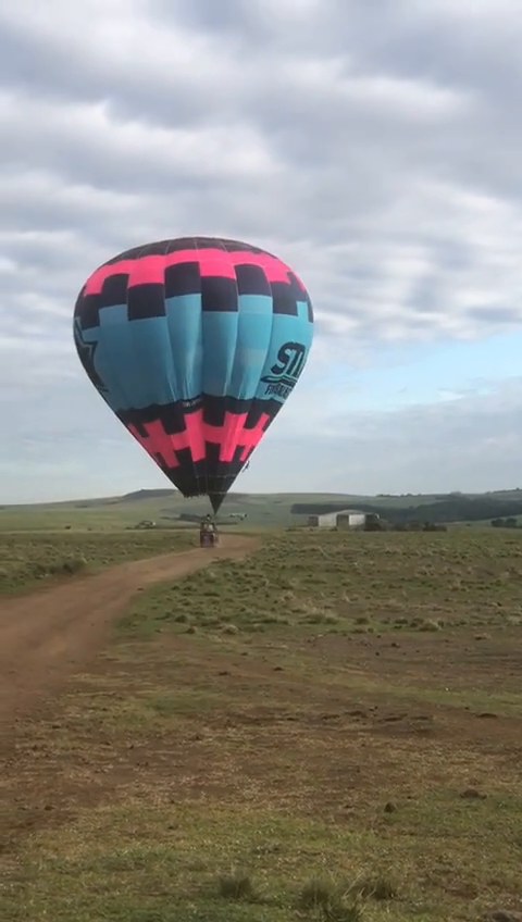 Balão inflado com a equipe em solo